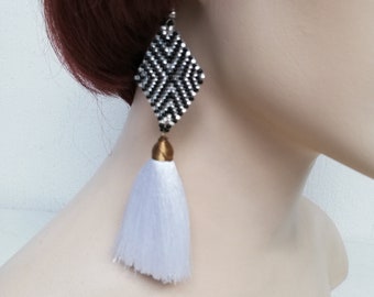 Aretes Huichol con Borlas de Cuentas: Joyería Artesanal de Plata Esterlina