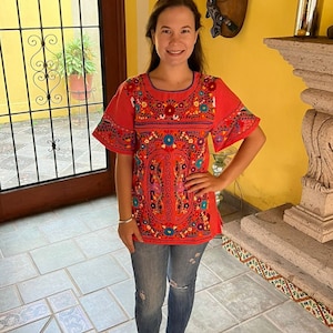 Mexikanische Bluse, Bluse mit wunderschöner mehrfarbiger Blumenstickerei, Deckenbluse, Ethno-Bluse, handbestickte Bluse.