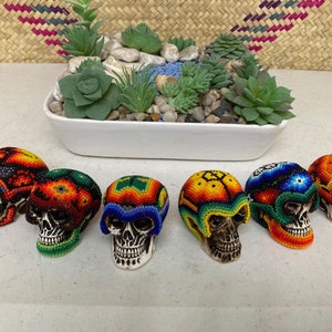 Huichol mini  skull, Huichol Decor, Huichol beadwork, Mexican Art, Collectible figure.