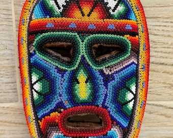 【希少・メキシコ民芸品】ウイチョル族 ビーズアート クジラの尾 置物 ウイチョル族のビーズマスク：メキシコの民芸品、ウィシャリカの装飾