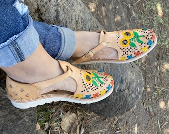 Handmade Mexican Huarache Sandal: Embroidered Leather Floral Shoe