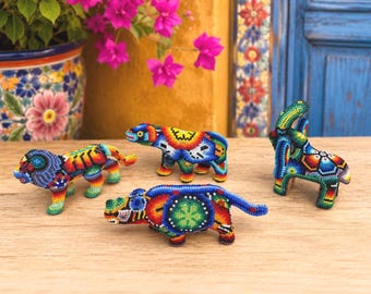 石彫り 置物 メキシコ風 人物と動物のモチーフ メキシコの民芸品であるウイチョル族の象の像、メキシコの装飾品である