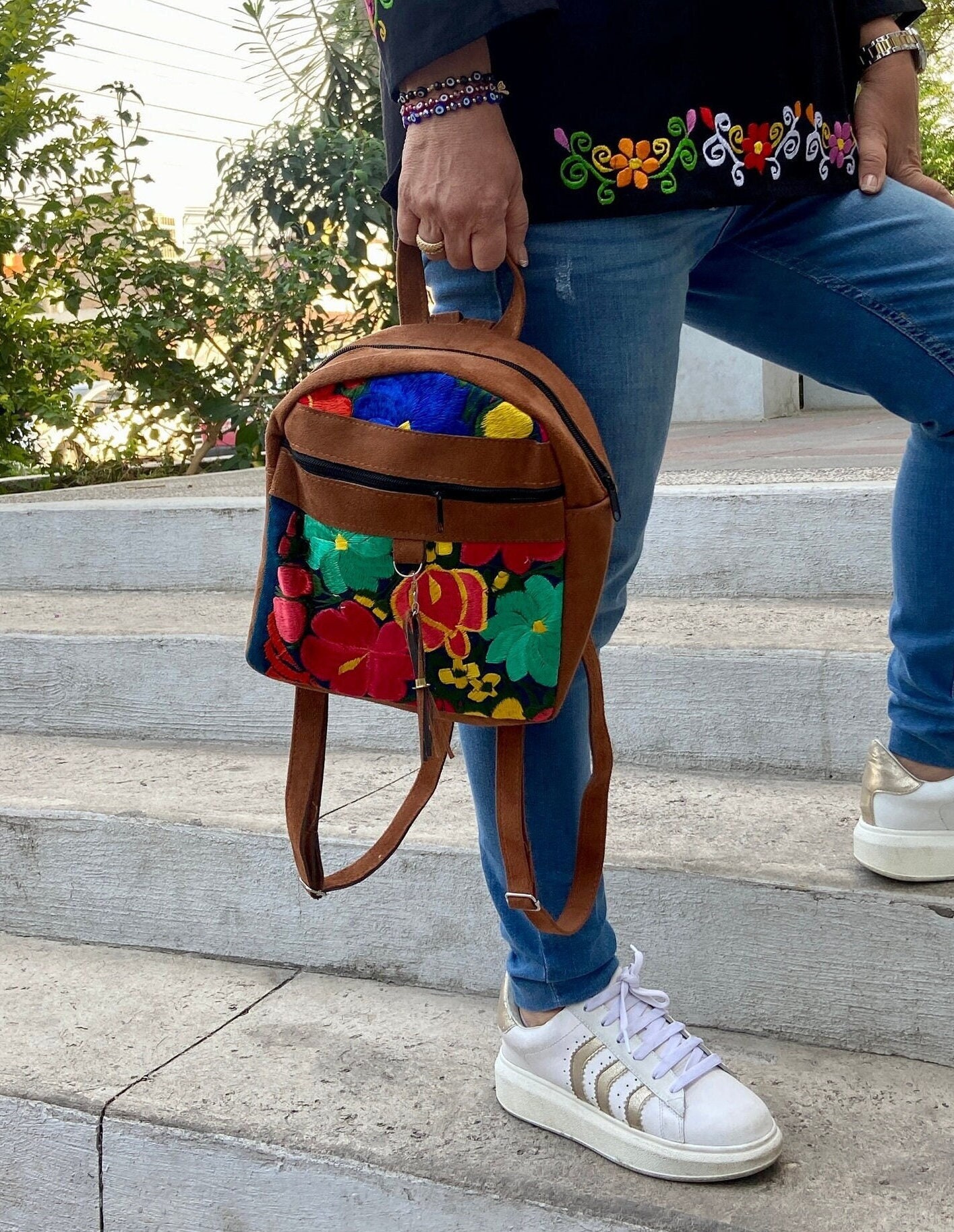 Handmade Floral Embroidered Mexican Backpack: Boho Cotton  display picture 2