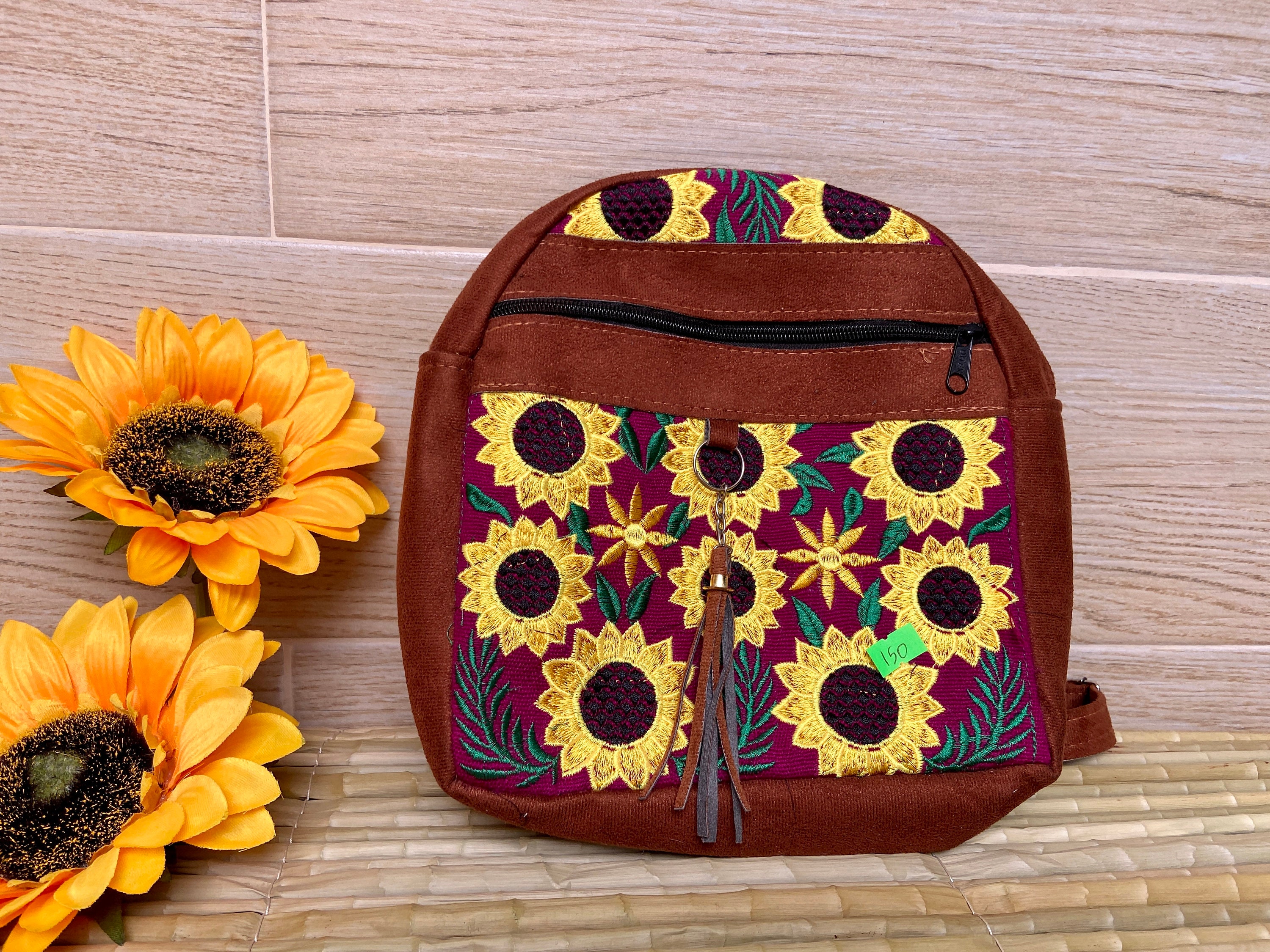 Handmade Floral Embroidered Mexican Backpack: Boho Cotton  display picture 3