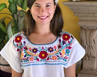 伝統的なメキシコの手刺繍のブラウス、多色の花の刺繍、民族的な 