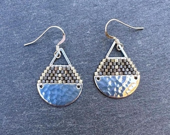 Messing Triangle Teardrop Ohrringe: Miyuki Glasperlen, rustikales Grau-Silber, kleine Größe