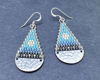 Handgewebte Teardrop Seed Bead Ohrringe: Silver Moon, Light Blues