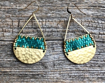 Gefädelte Messing Dreieck Ohrringe: Glasperlen (Miyuki), Aqua Grün Gold, mittlere Größe