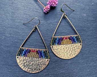 Messing Dreieck Teardrop Ohrringe: Handgewebte Perlen, Jewel Tones Sunset, große Größe