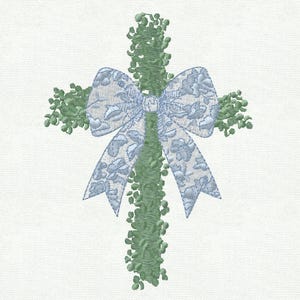 Könnte beinhalten: Gesticktes Kreuz mit hellgrünem Stiel und Armen, verziert mit kleinen grünen Blättern. Eine zarte blaue Schleife mit floralen Mustern ist auf dem Kreuz zentriert. Das Design ist vor einem weißen Hintergrund platziert.