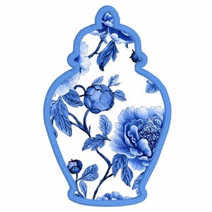 Peut inclure: Un vase décoratif bleu et blanc avec un motif floral. Le vase est souligné d'un bleu vif et présente un motif détaillé de fleurs et de feuilles bleues sur un fond blanc. Le design rappelle la porcelaine classique.