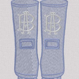 Può includere: Stivali da pioggia ricamati in azzurro con un monogramma bianco delle lettere "AB". Gli stivali hanno una toppa rettangolare e un aspetto strutturato. Il design è un file di ricamo digitale.