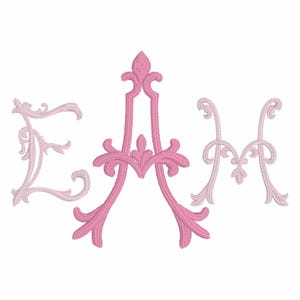 Peut inclure: Broderie des lettres F, A et H dans un style orné. La lettre A est rose vif, tandis que F et H sont rose clair. Le design présente des lignes tourbillonnantes et des accents floraux, idéal pour les monogrammes.