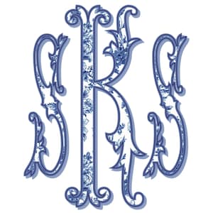 Op de afbeelding: Een sierlijk monogramontwerp met de letters "SKS". De letters hebben een blauw en wit bloemenpatroon, met een donkerblauwe omtrek en schaduweffect. Het ontwerp staat tegen een witte achtergrond.