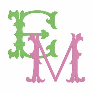 Può includere: Un monogramma decorativo con le lettere "E" e "M" in un design a strati. La lettera "E" è in un verde vibrante, mentre la lettera "M" è in un rosa tenue. Entrambe le lettere hanno uno stile ornato, di ispirazione floreale.