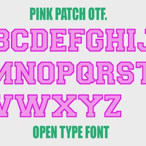 Könnte beinhalten: Das Alphabet in einer rosa Schriftart im College-Stil. Die Buchstaben sind in drei Reihen auf einem hellgrauen Hintergrund angeordnet. Der Text "PINK PATCH OTF" und "OPEN TYPE FONT" erscheint in Grün über und unter dem Alphabet.