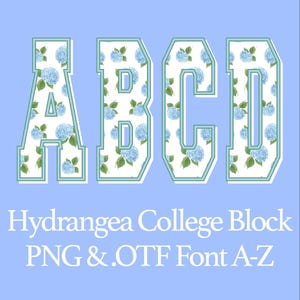 Op de afbeelding: De letters A, B, C en D in een college-bloklettertype, gevuld met een blauw hortensia-bloemenpatroon en omlijnd in lichtblauw. Onder de letters staat de witte tekst: Hydrangea College Block PNG & .OTF Font A-Z.