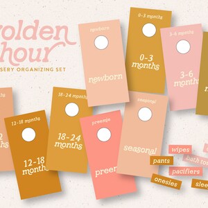 Puede incluir: Un conjunto de 10 etiquetas de organización de guardería con un esquema de color dorado y rosa. Las etiquetas están diseñadas para ayudar a organizar la ropa del bebé por talla, incluyendo recién nacido, prematuro, 0-3 meses, 3-6 meses, 6-9 meses, 9-12 meses, 12-18 meses y 18-24 meses. También hay etiquetas para "estacional" y "pañales, toallitas, toallas de baño, chupetes, pijamas, pijamas, pantalones".