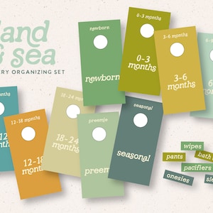 Puede incluir: Un conjunto de 10 etiquetas coloridas con un círculo recortado en el centro para un gancho colgante. Las etiquetas son para organizar la ropa del bebé e incluyen tallas para recién nacido, 0-3 meses, 3-6 meses, 6-9 meses, 9-12 meses, 12-18 meses, 18-24 meses, prematuro y estacional.