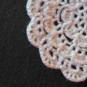 Dollhouse Miniatur doily, handgemachte Häkelspitze.
