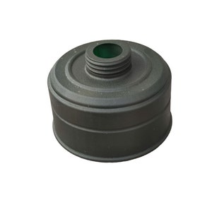 Op de afbeelding: Een donker olijfgroen gasmaskerfilter met een schroefdraad aan de bovenkant en een cilindrisch lichaam. Het filter heeft een getextureerd oppervlak en een groene binnenkant. Het item is geïsoleerd op een witte achtergrond.