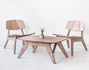 Ensemble de deux chaises longues et table - Couleur noyer. Pour une utilisation intérieure et extérieure.