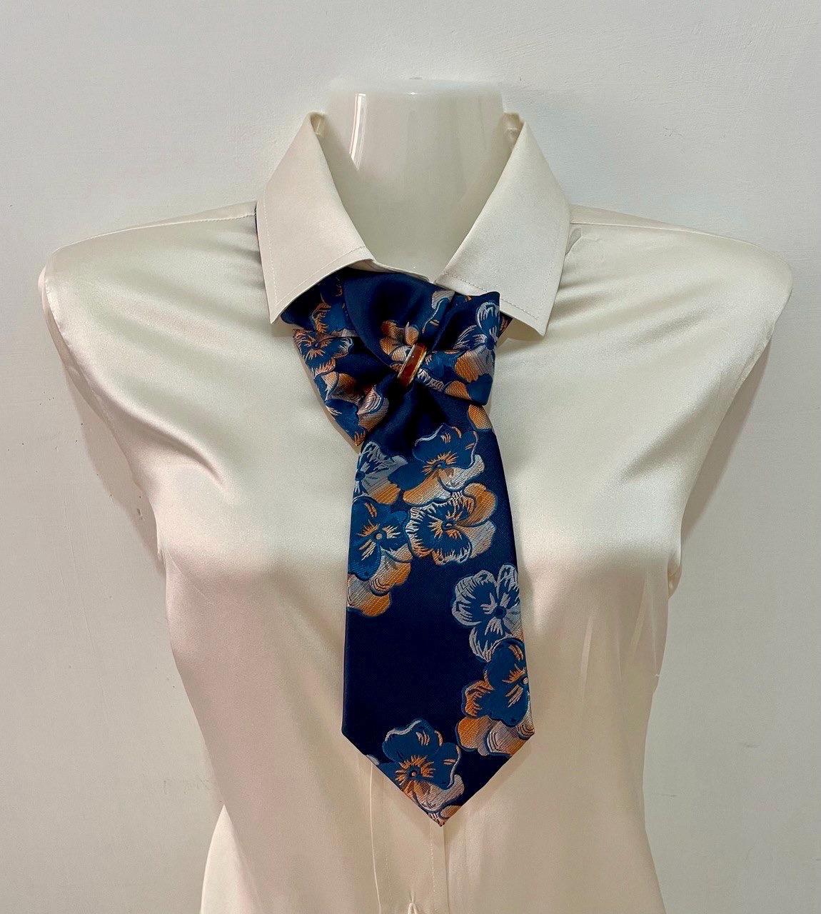 Cravate Pour Femme En Soie 100% Italie - Fait Main, Couleur Bleue - Taille Unique