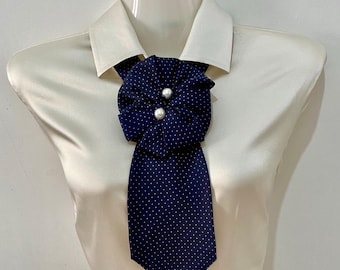 Pearl Bloom – Corbata de seda hecha a mano para mujer / Azul oscuro con nudo floral y perlas