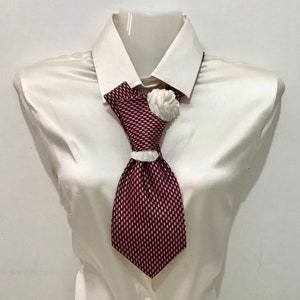 Elegant women's tie, 100% silk, made in Italy. Luxury neck accessory for fashion lovers, high quality. Unique gift ideas, gift for her