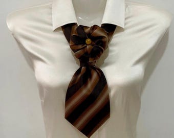 Collar de corbata de seda con diseño llamativo: rayas de terciopelo marrón con detalles en ámbar. Hecho a mano en Italia.