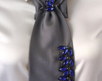 Bijou De Cou Soie Neuve étiquetée Cravate / Collier Femme En Soie 100% Italie - Modèle Gris, Fait Main, Avec Broche - Neuf Avec étiquettes Bague Trinity Cartier
