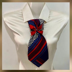 Collana con cravatta Pop Art – Cravatta retrò in seta rossa e blu con fiocco – Accessorio da donna fatto a mano – Idea regalo riciclata