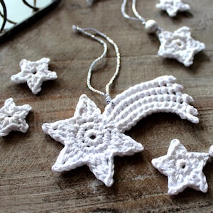 Può includere: Ciondoli a forma di stella in crochet bianco con un filo e una perla argentati. I ciondoli sono a forma di stella e stella cadente.