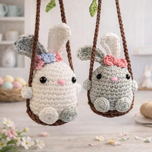 ブランコに乗ったウサギのかぎ針編み模様 - イースターの飾り、車のバックミラーペンダント
