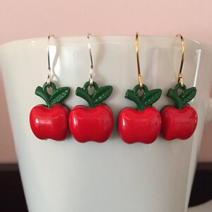 Roter Apfel Ohrringe, Apfel für die Lehrerin, Rote und grüne Apfelohrringe, Neuheit Ohrringe, Geschenk für Lehrerin, rote Ohrringe