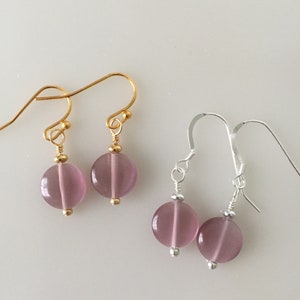 Boucles d&#39;oreilles en verre tchèque violet, Boucles d&#39;oreilles minimalistes, Boucles d&#39;oreilles en argent, Boucles d&#39;oreilles en or, Boucles d&#39;oreilles violettes simples, Boucles d&#39;oreilles à une seule perle