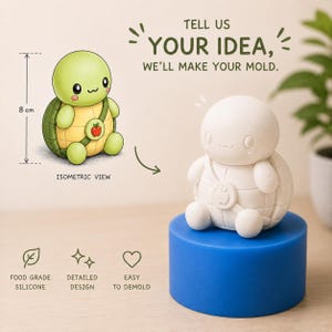 Può includere: Uno stampo in silicone blu cilindrico per una figura di tartaruga, con un'illustrazione isometrica di 8 cm di una tartaruga verde con un emblema a forma di mela. Testo: TELL US YOUR IDEA, WE'LL MAKE YOUR MOLD. FOOD GRADE SILICONE, DETAILED DESIGN, EASY TO DEMOLD.