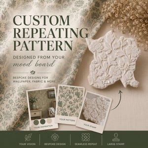 Op de afbeelding: Een service voor aangepaste herhalende patronen met een witte florale reliëfstempel, stof met een groene botanische print en drie polaroid-foto's die inspiratie, het patroon en de stempel tonen. Tekst leest CUSTOM REPEATING PATTERN.