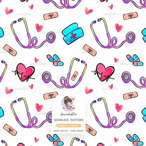 Può includere: Motivo senza cuciture con elementi medici su sfondo bianco. Include stetoscopi viola e blu, cuori rosa, bende con motivi a cuore e pillole blu e rosa. Il motivo include il testo "Lemonka Store".