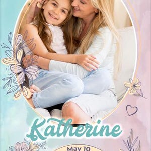Puede incluir: Imagen digital temática del Día de la Madre, con una madre y su hija abrazándose dentro de un marco ovalado. La imagen está adornada con ilustraciones florales y de corazones, el nombre "Katherine" y el texto "Happy Mother's Day, May 10".