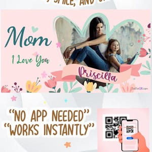 Puede incluir: Gráfico rosa con las palabras «Mom I Love You» y «Priscilla». La imagen incluye una foto de una madre y su hija, detalles florales y el texto «SCAN, SMILE, AND SHARE». La imagen también incluye el texto «NO APP NEEDED» y «WORKS INSTANTLY».