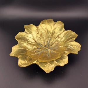 Brass leaf plate, vintage brass, brass, change dish, Maple leaf, colonial Virginia Brass Maple Leaf, vintage Brass Leaf, leaf shaped dish,