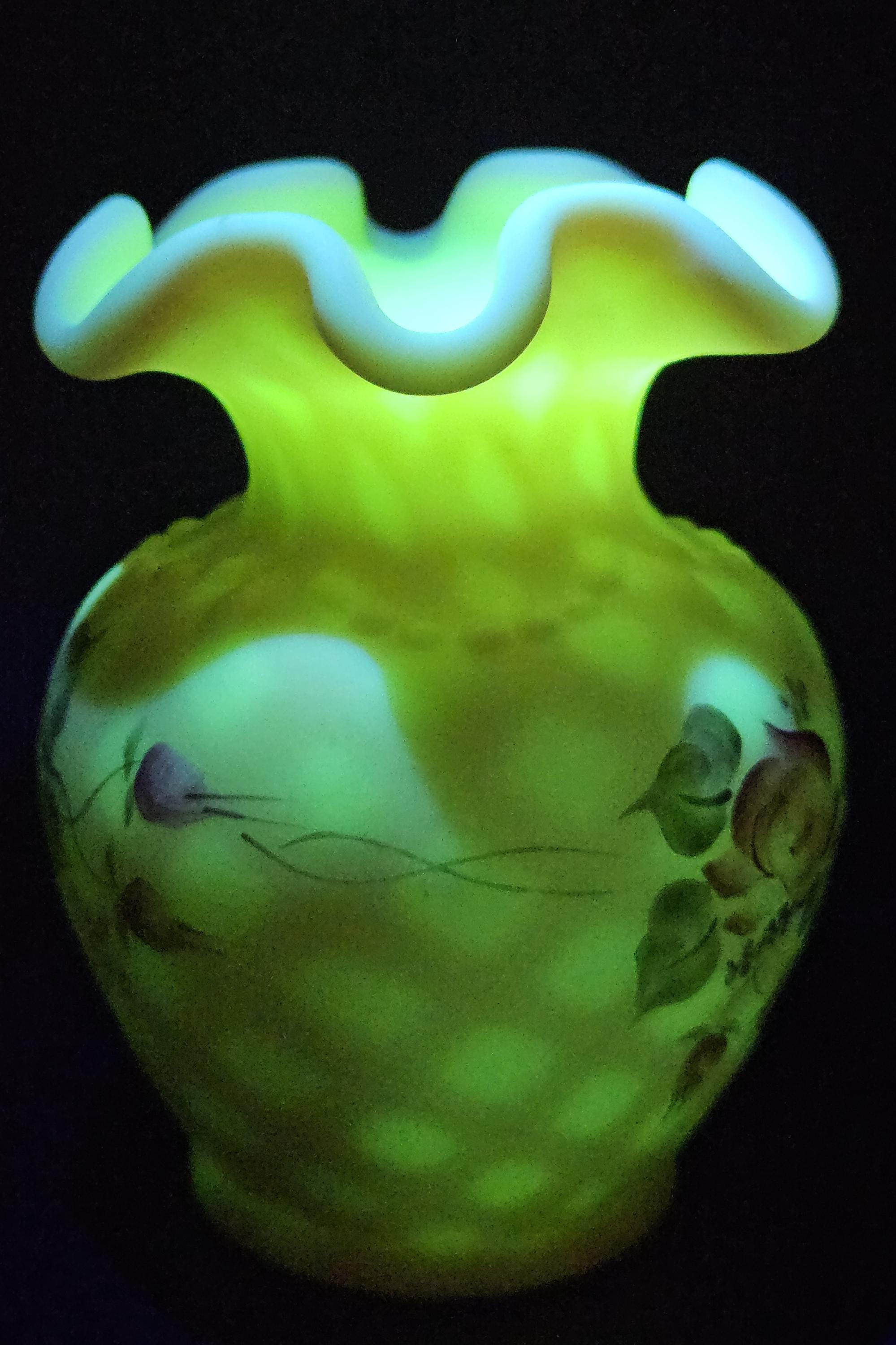 Vase Fenton 7251-RB – Birman Rose, échantillon Peint Louise Piper, Réactif UV