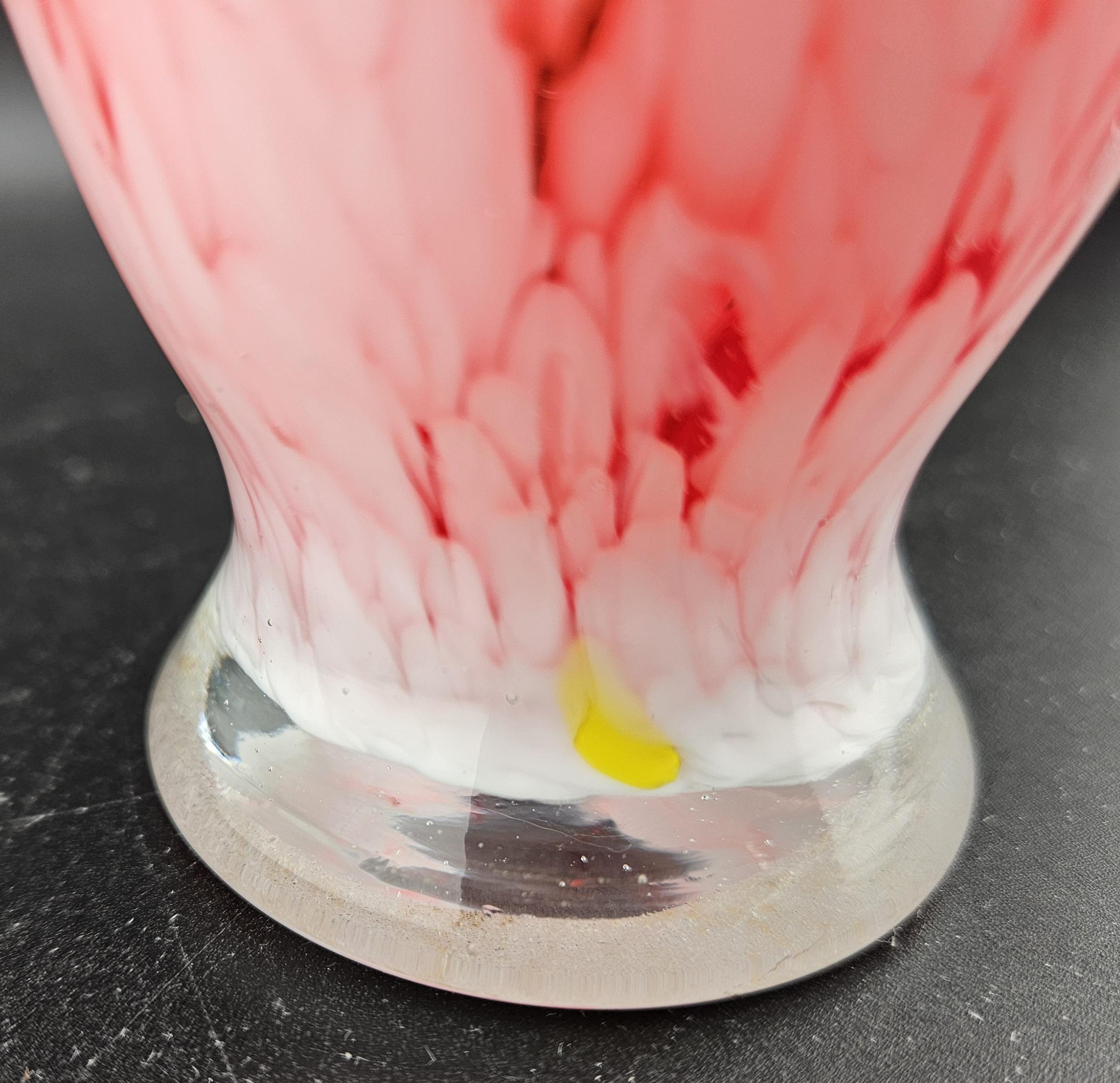 フェントンアートガラスのマルチカラー渦巻きハンカチ花瓶