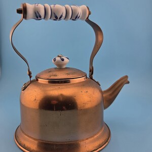 Vintage koperen theeketel, vintage koperen theepot, Nederlandse koperen/messing theeketel met witblauwe keramische handgreep en dekselknop, 23 cm hoog