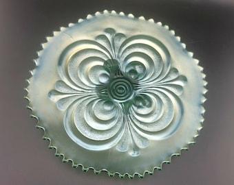 Plato vintage de cristal Carnival Imperial Vaseline con relieve iridiscente en color aguamarina y verde azulado, que brilla en la oscuridad.