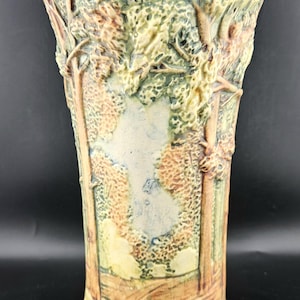 Jarrón cilíndrico antiguo de cerámica Weller con diseño de bosque y relieve moldeado a mano con escena forestal, circa 1920.