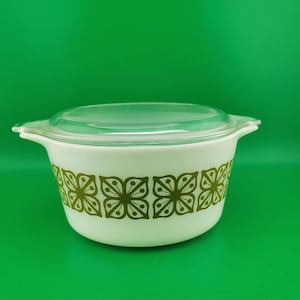 Vintage Pyrex Verde 473 casserole dish with lid, vintage kitchen, retro, Pyrex mixing bowls, cottagecore, grannycore, baking