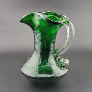 Brocca in vetro craquelé verde smeraldo soffiata a mano vintage con manico trasparente, 4,5&quot;