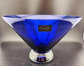 Könnte beinhalten: Eine kobaltblaue Glasschale mit einem klaren Glasstiel. Die Schale hat ein Diamantenmuster und der Stiel hat eine klare Glasbasis. Die Schale trägt ein Etikett mit der Aufschrift "Hand Made Makora Kroon Crystal, Copenhagen".
